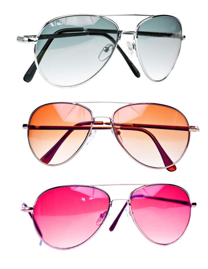 Gros plan sur des verres de lunettes de soleil polarisés, montrant la réduction de léblouissement. Technologie de protection.